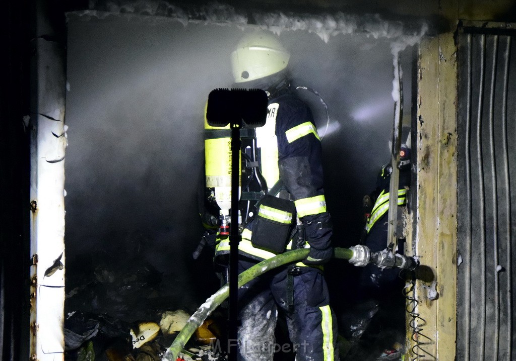 Feuer Hinterhof Garagen Koeln Hoehenberg Olpenerstr P068.JPG - Miklos Laubert